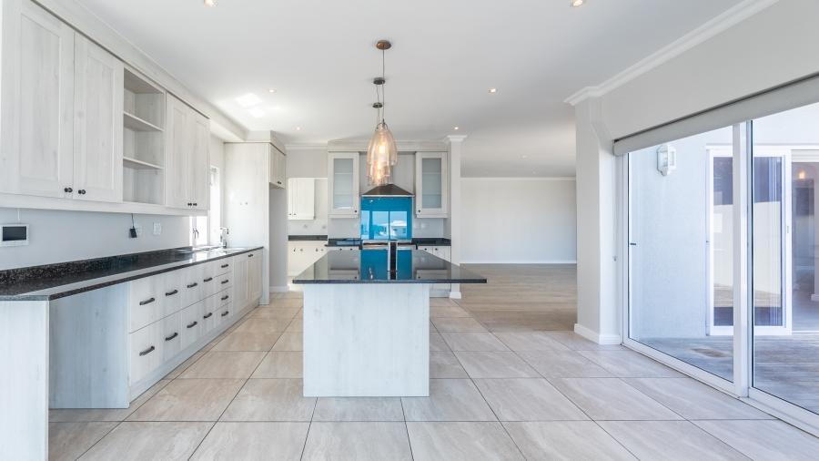 To Let 4 Bedroom Property for Rent in Bloubergstrand Western Cape
